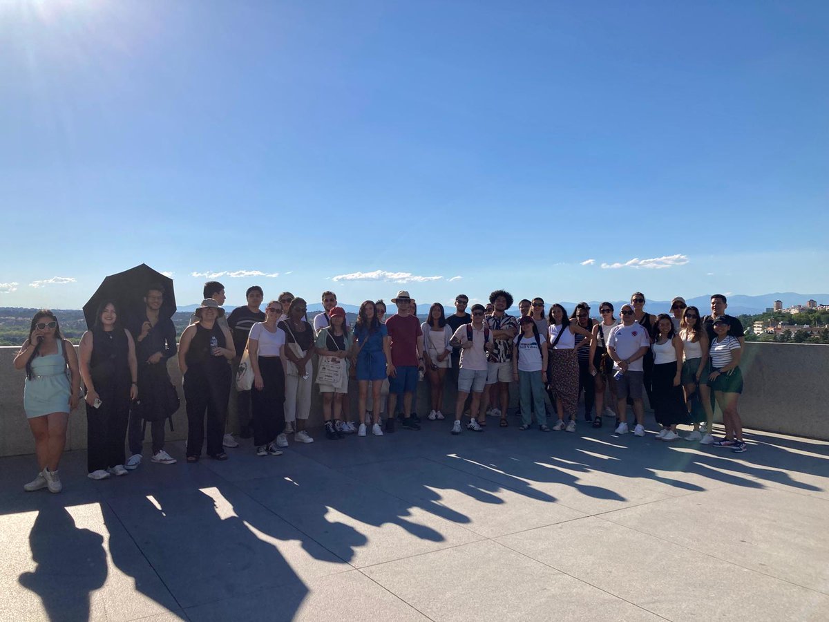Red_Carolina's tweet photo. 📷 Ayer, un grupo de becarios y becarias #FundaciónCarolina que están estudiando alguno de los cursos de verano 🏖️ #ECV24 @fundacionucm realizó un recorrido panorámico en bus 🚌 por #Madrid con un paseo a pie recorriendo el conocido barrio de los Austrias 🔝

#VivirEnEspaña https://t.co/DTG4VzGEMy