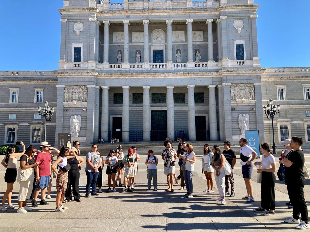 Red_Carolina's tweet photo. 📷 Ayer, un grupo de becarios y becarias #FundaciónCarolina que están estudiando alguno de los cursos de verano 🏖️ #ECV24 @fundacionucm realizó un recorrido panorámico en bus 🚌 por #Madrid con un paseo a pie recorriendo el conocido barrio de los Austrias 🔝

#VivirEnEspaña https://t.co/DTG4VzGEMy