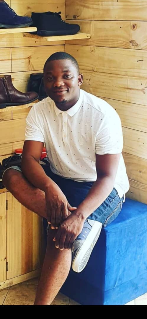 ExMayorUbungo's tweet photo. SIKU 280 TANGU APOTEE ADINANI HUSSEIN MBEZI MIKONONI MWA POLISI

Maarufu kama (ADAM),umri wa miaka 32,mkazi wa Kinyerezi,mtaa wa Faru,Jimbo la Segerea,Baba wa watoto wanne.

1.Adinan Hussein Mbezi alipotea tarehe 12 September 2023 alipokuwa safarini Mwanza

2.Adinani Hussein Mbezi alizaliwa mwaka 1992 ni mfanyabiashara anaye miliki vituo 11 vya kuoshea magari Dar es saalam vya "ONE TOUCH" 
Pia ni mwanasiasa 
ambaye alishawahi kuwa CCM  baadae akagombea udiwani kupitia ACT WAZALENDO uchaguzi wa 2020 kata ya Yombo Vituka.

3.Tarehe 12 September 2013 ADINANI alipiga simu kwa mke wake ROSEMERRY MASSAWE kumtaarifu kuwa amekamatwa na Polisi,kwamba wapo njiani kurudi Dar es saalam atamjulisha kituo watakacho mpeleka baada ya kufika Dar es saalam.

4.Tarehe 19 September 2023 ADINANI alipiga simu kwa Mama yake mlezi anayeishi maeneo ya ZOO,Chanika,Dar es saalam kwa kupitia namba ya simu 0659167082

Akimueleza Mama yake kuwa anashikiliwa na Jeshi la Polisi katika kituo cha Polisi cha Tazara,akaomba Mama yake amsaidie kumpatia namba ya Kaka yake aitwaye SAMIR HUSSEIN MBEZI

Pia aliomba Mama yake ampe taarifa rafiki yake aitwaye AMIR KHALID NASIBU (SAM) mwenye namba za simu 0711959432
ambaye amekuwa akishirikiana na familia katika kumfuatilia ADINANI kwa kila hatua.

5.ADINANI alijitahidi sana kufanya mawasiliano na ndugu zake kila kituo alichokuwa anapelekwa Jijini Dar es saalam tangu akamatwe Mwanza.

Alipiga simu akiwa Central Police Station,alipiga simu akiwa Kituo cha polisi Stakishari na simu ya mwisho alipiga kwa mke wake ROSEMERRY MASSAWE akiwa Tazara kupitia simu ya Polisi nambari 0659167082

Sasa akimtaarifu mke wake kuwa amepigwa sana,anahali mbaya ambayo mke wake aligundua  hali ya mme wake kuwa yupo katika mateso 

ADINANI aliomba mke wake atume kiasi cha Shillingi laki 5 katika namba 0659167082 ambayo alisema namba ya simu ya Polisi aliyekuwa naye wakati huo,kwa ahadi ya kiasi hicho kingesaidia asiendelee kuteswa zaidi.

Mke wake ROSEMERRY MASSAWE alitekeleza ombi la mume wake kwa kutuma laki tano.

6.Ndugu wa ADINANI walifika kituo cha Polisi Tazara,ambapo  afande Kaduma mwenye namba 0757078736 alikana kumshikilia ADINANI kituo cha Tazara

Mwisho walienda Kituo cha Polisi Oysterbay ambapo walielekezwa waende Kituo cha polisi kati ofisi ya ZCO kandaa maalum DSM,kumuuliza Afande Mafwele kuhusu ndugu yao kushikiliwa na Polisi

ZCO Mafwele alikana kumshikilia ADINANI,aliwatolea orodha ya mahabusu wanaoshikiliwa kituoni pale, Jina la ndugu yao halikuwemo katika orodha ya mahabusu.

Pia aliwataarifu kuwa na wao Kanda maalum ya Dar es saalam wanamtafuta ADINANI kama mtuhumiwa,wakimpata wataitaarifu familia yake.

7.Ndugu wa ADINANI katika kumtafuta ndugu yao walifanikiwa kuonana na Kigogo mmoja wa Jeshi la Polisi,ambaye aliwathibitishia kuwa ndugu yao yupo Kituo cha Polisi Tazara,aliomba kiasi cha shillingi million 10 ilikuwasaidia kumaliza sakata la ndugu yao,

Ndugu walitoa kiasi cha shillingi million 10 kupitia dereva wake,lakini baada ya kutoa kiasi hicho,Kigogo huyo aligeuka kuwapa jibu kumbe ni majina tu ndiyo yanafanana,lakini ndugu yenu hayupo kituo cha polisi Tazara

8.Baada ya siku kadhaa kupita ndugu wa ADINANI walipigiwa simu na mtu aliyejitambulisha ni Askari wa Kituo cha polisi Mburahati kupitia namba ya simu 0713440820

Askari huyo aliwaeleza Kuwa ADINANI yupo Kituo cha Polisi Mburahati na hali yake ni mbaya sana.
Askari huyo aliomba watumiwe kiasi cha Millioni 2 na laki 5 ili wasiendelee kumuadhibu na kumpa mateso ndugu yao.

Ndugu walipotuma shillingi million mbili na laki tano simu hiyo haikuwahi kupatikana tena.

9.ADINANI alikuwa na mpenzi  wake mwingine Dodoma,ADINANI alimpigia mpenzi wake huyo kumjulisha kuwa amekamatwa na Polisi na kumtaarifu kuwa kama anamtafuta amtafute kupitia rafiki yake mwenye namba 0742866092

Alipompigia mtu huyo alikata simu ya kawaida akapiga video call na kuwataarifu ADINANI hayupo tena Duniani

10.Gari ya ADINANI yenye usajili T146 DPY imeonekana kituo cha Polisi Selander bridge.