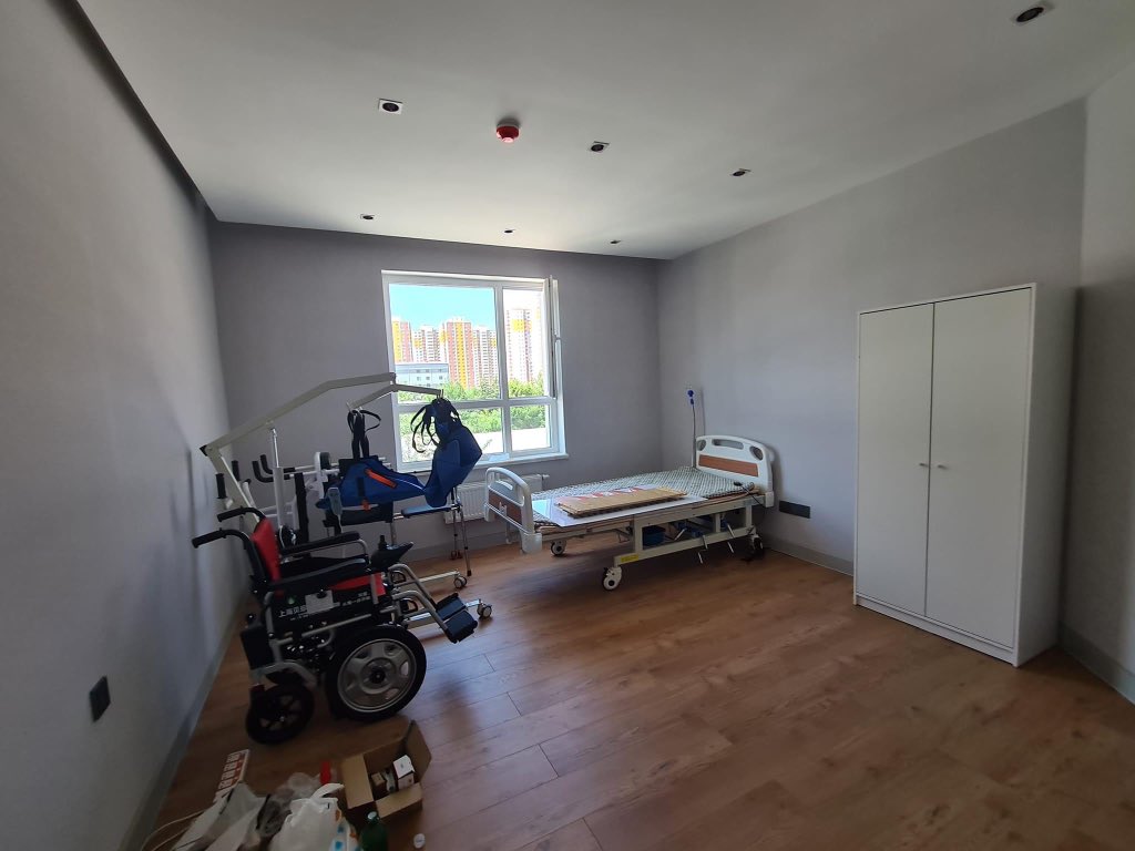 Мэс заслын дараа, өндөр настан эсвэл хэвтрийн хүмүүсийг асардаг гэрийн асаргаа, сувилгааны будаг нь ханхалсан шинэ газар нээгдсэн байна. Гэртээ байгаа мэт тав тухтай, цэвэр цэмцгэр байранд, мэргэжлийн эмч, сувилагч нарын асаргааг авах боломжтой.

Манай улсад маш хэрэгцээтэй