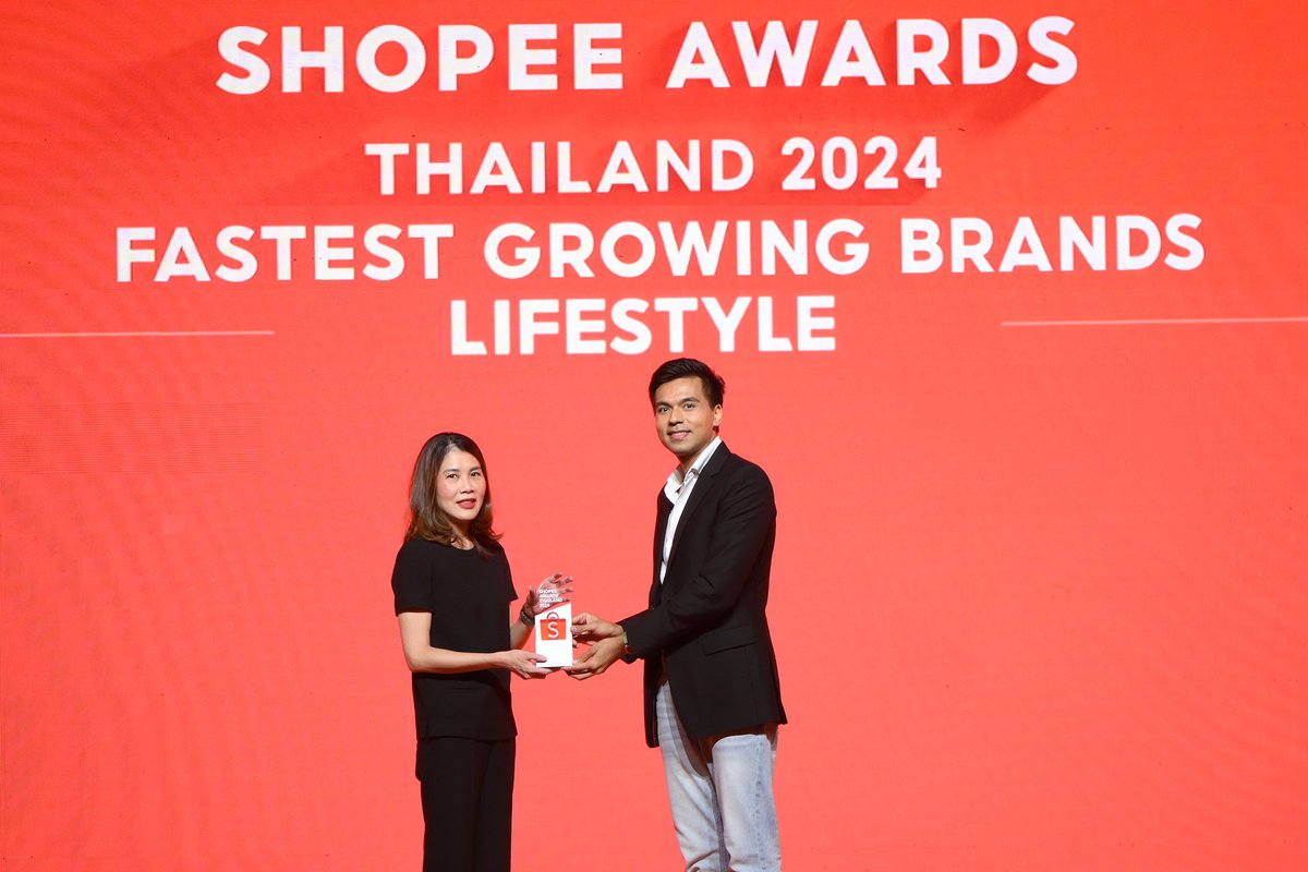 โฮมโปร ตอกย้ำผู้นำค้าปลีกฯ เรื่องบ้าน  คว้ารางวัล แบรนด์ผู้ขายที่มียอดขายเติบโตเร็วสุดอันดับ 1  ในงาน "Shopee Awards Thailand 2024" 
นางสาวเสาวณีย์ สิราริยกุล ผู้ช่วยกรรมการผู้จัดการ กลุ่มการตลาด บริษัท โฮม โปรดักส์ เซ็นเตอร์ จำกัด (มหาชน) หรือ โฮมโปร
