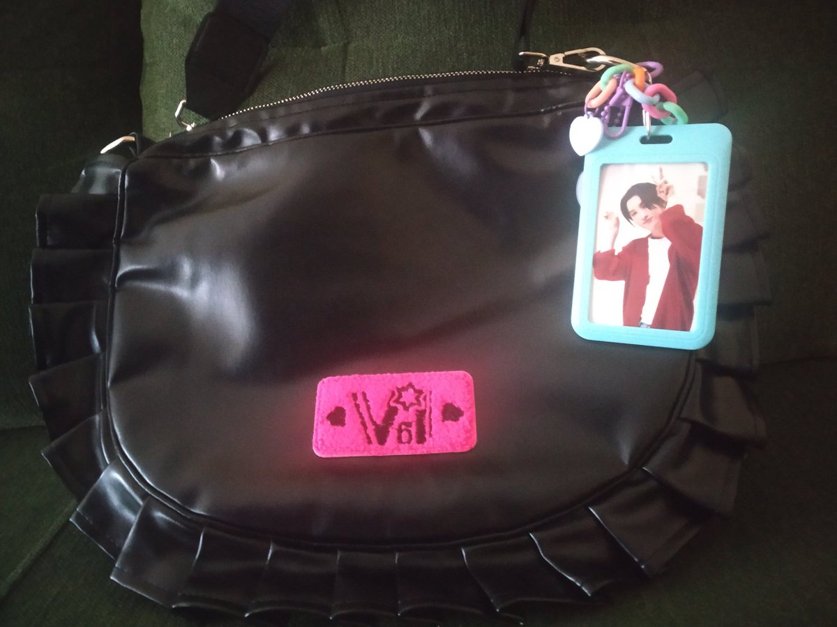 Arpitam10's tweet photo. Thanks @nehabindlish for helping as always to order and giving these cute pins.
Thanks @Noeul_lee6, @itsMagenta_ x @negacfashion 
for curating such such comfortable and cute items to add in our wardrobe.

#itsmagentaxnegac 
#LaPrincedeChat
#Noeulnuttarat
#BoNoh 
#MagentaBoy https://t.co/JrGFbwdhZZ