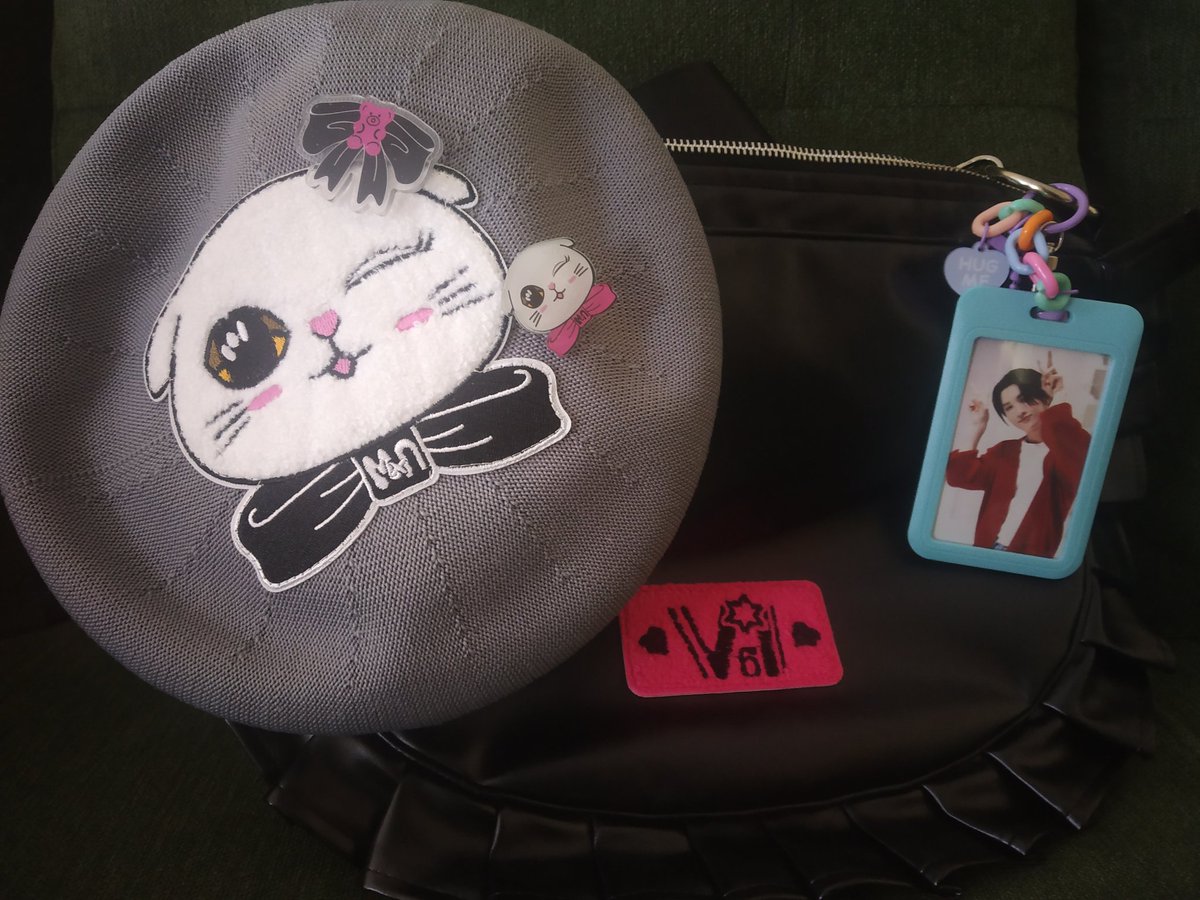 Arpitam10's tweet photo. Thanks @nehabindlish for helping as always to order and giving these cute pins.
Thanks @Noeul_lee6, @itsMagenta_ x @negacfashion 
for curating such such comfortable and cute items to add in our wardrobe.

#itsmagentaxnegac 
#LaPrincedeChat
#Noeulnuttarat
#BoNoh 
#MagentaBoy https://t.co/JrGFbwdhZZ