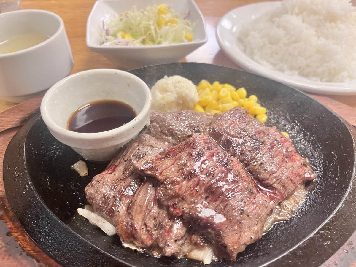 akibaru2022's tweet photo. 秋葉原駅すぐにある「ジュークステーキ」が最高すぎる！ここは「天狗」の昼の業態として2022年にオープンしたステーキ店で、この牛ハラミステーキは普通に柔らかくてジューシーなのに990円！ライス大盛り（450g）まで無料なのでガッツリ派も大満足。個人的にはアキバで最も高コスパなステーキ店で���。 https://t.co/XqPzWw6sWS