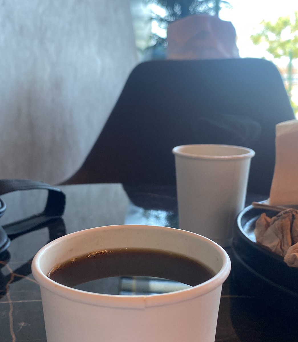 بَاتت القهوة تَبردُ بِسرعة قَبل رشفتها الأولى..