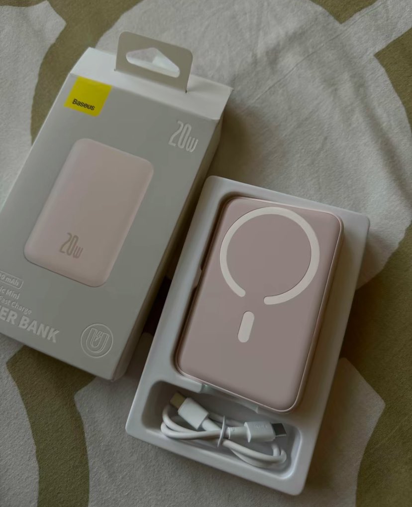small, convenient &amp; cute! everyone kena grab this wireless magnetic powerbank! best nak bawak travel sebab ringan, tak makan banyak ruang kalau simpan dalam bag! &amp; lepasni takde issue dah kalau tertinggal cable. you still boleh charge your phone bcs it’s ✨wireless✨