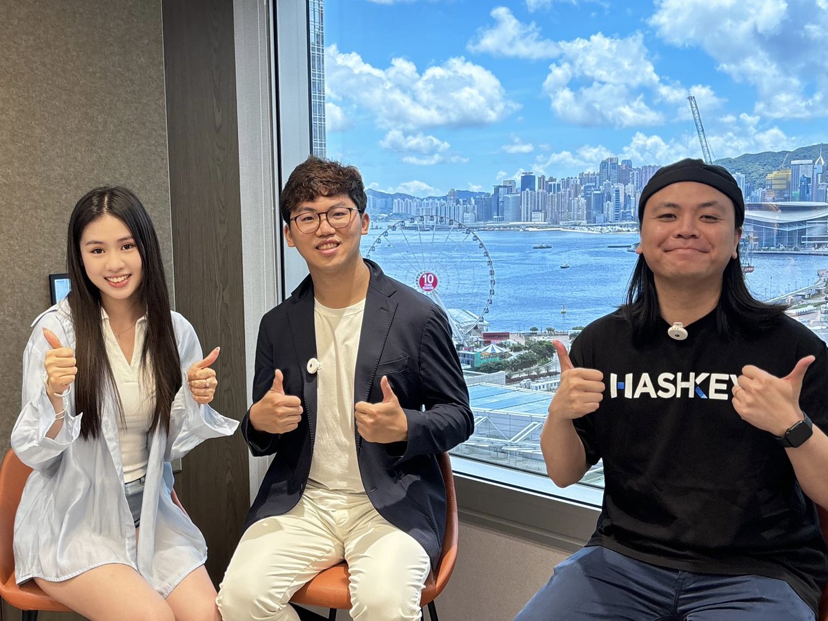 iris00x's tweet photo. 今日同@DesmondCrypto 一齊訪問咗代表hashkey 嘅 @cryptokafire ！Hashkey辦公室的風景真的美到瘋咗！恭喜Hashkey成為全球第十大的交易所！大家又可以期待一下嚟緊嘅影片！今個禮拜嘅週末 @cryptokafire 都會有客串🤫
@HashKeyExchange https://t.co/3LYxzYBmJv