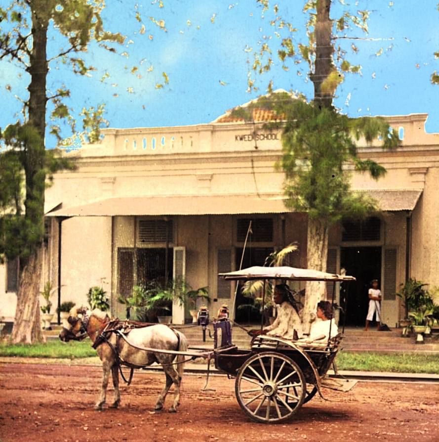 Sebuah kereta kuda di depan Sekolah Pelatihan di Probolinggo, 1920.

Sumber facebook.com/share/twPbHxLF…