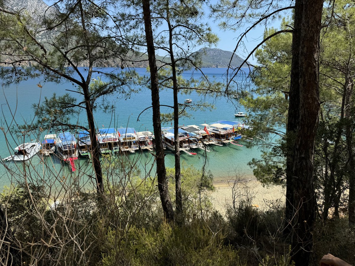 Adrasan balıkçı koyu tekneler yüzünden girilmez halde. Belediyeyi arıyoruz verdikleri cevap tekne bağlamak serbest. Şu güzelim koya halkın girmesini  engellemek kimin fikri ? <a href="/kumlucabld/">T.C. Kumluca Belediyesi</a> <a href="/ANTALYABB/">ANTALYA BÜYÜKŞEHİR</a>