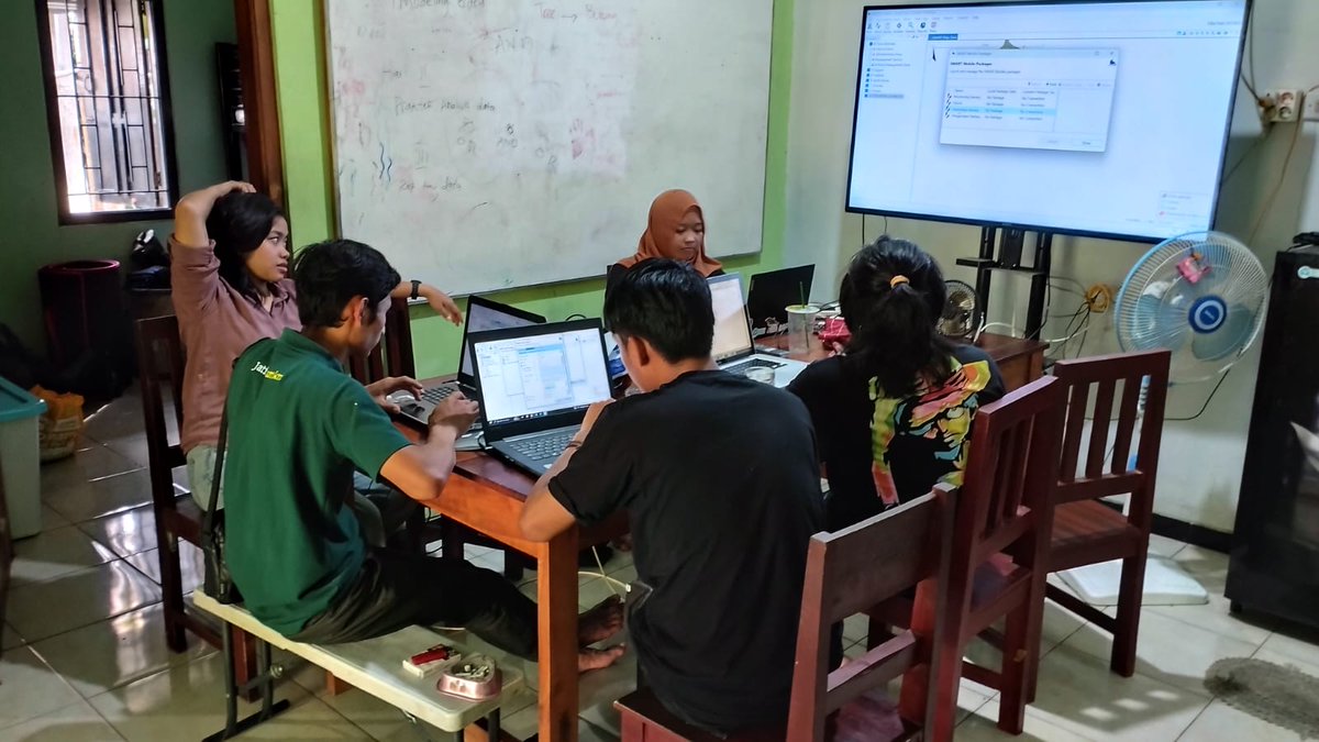 Bisa_ID's tweet photo. Pelatihan SMART Patrol secara berkala untuk upaya konservasi Sikatan cacing (Cyornis banyumas). Kali ini adalah pelatihan untuk Tim Admin untuk KTH Wanapaksi. Sesi pelatihan ini dilatih oleh Dita dari Yayasan SCENTS.
Supproted by @IUCN_ASAP &amp; @orientbirdclub 
@IndonesiaScents https://t.co/WZJL6SWI8g