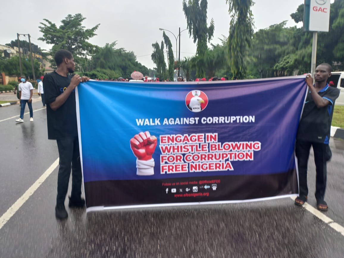 fidvaoffice's tweet photo. Happening Now

Nigerians across the nation have embarked on a Walk against Corruption this morning.
The @officialEFCC Chair, Ola Olukoyede, leads from the front... 

#WalkAgainstCorruption
#BlowThatWhistleToday https://t.co/j8J0ORNHtn