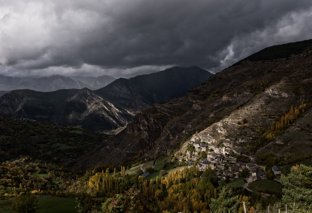 Vols aprendre tècniques per interpretar els canvis del paisatge? 🏞️🌄 La setmana vinent comença el 17è curs de camp d'estudi amb el <a href="/gramp_uab/">GRAMP</a> per entendre la seva evolució!! A més, cada dia hi ha sortides 😍🥾🧢  T'hi animes?? 👀✨  Aquí tota la info: farreracan.cat/17e-curs-de-ca…