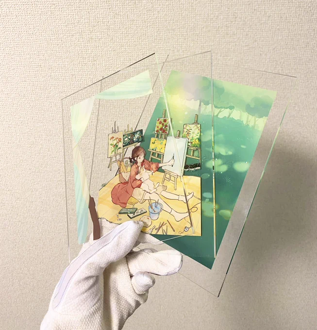 今回は、3枚のアクリル板に印刷して重ねることで、奥行きのある絵を展示してます!小さいサイズは写真立てのように立てて飾ることも出来ます 