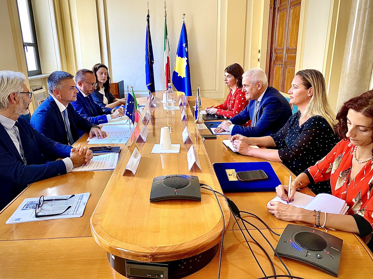 Kosovo and Italy have signed an Agreement for the mutual recognition of driver's licenses. Minister <a href="/XSvecla/">Xhelal Sveçla</a> emphasized that this will make life easier, lessen the economic burden of 🇽🇰 diaspora in Italy. It also reaffirms the excellent relations that Kosovo has with Italy.