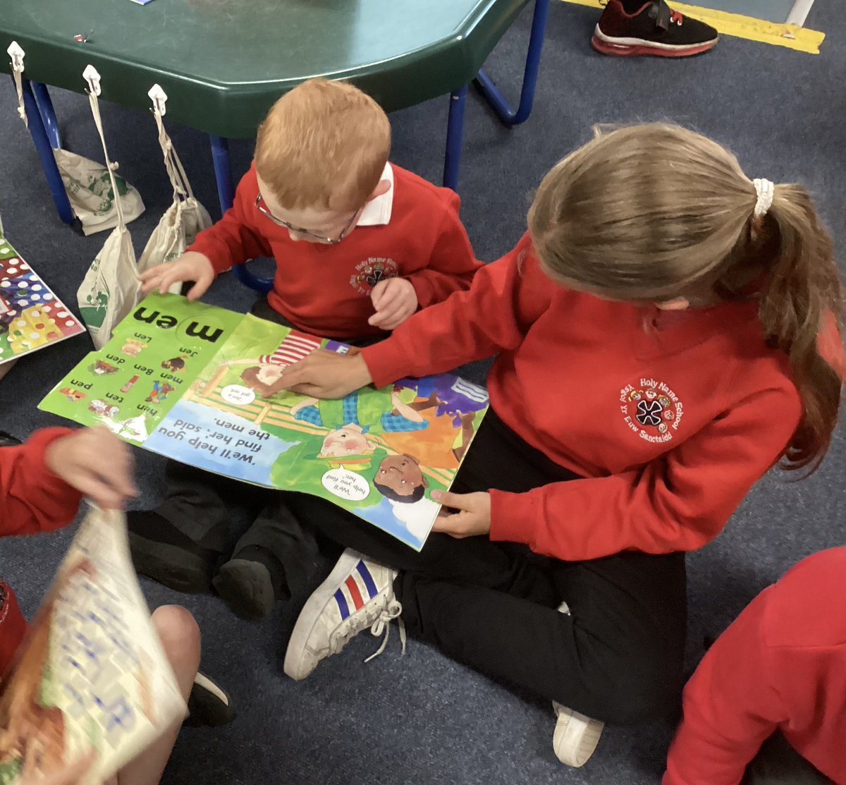 Dosbarth Un (@dosbarth_un) on Twitter photo Rydyn ni’n mwynhau darllen gydag ein ffrindiau . We enjoyed reading with our friends from <a href="/DosbarthPump/">Dosbarth Pump</a> #readingbuddies Rydyn ni’n mwynhau darllen gydag ein ffrindiau . We enjoyed reading with our friends from <a href="/DosbarthPump/">Dosbarth Pump</a> #readingbuddies