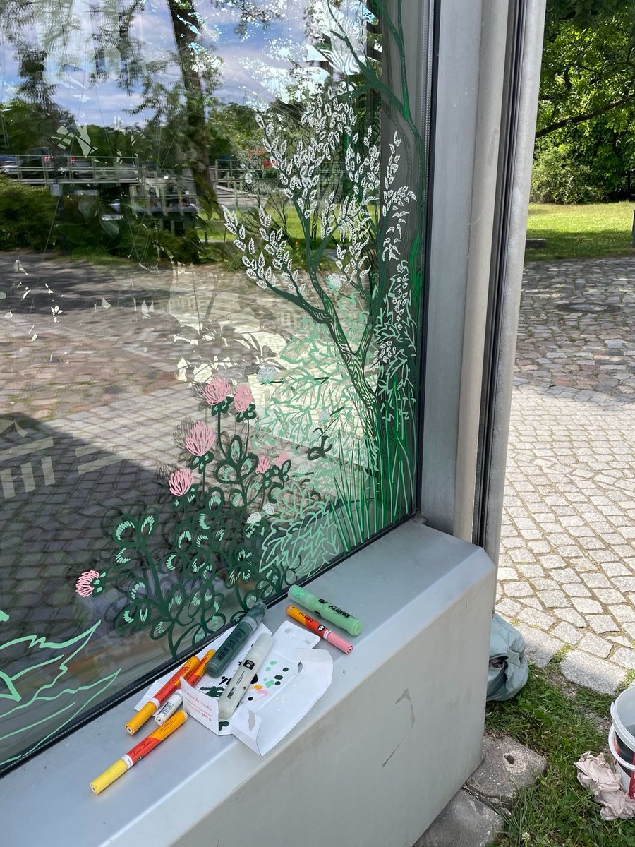 Die großen Fenster der Mensa II wurden im Sinne des Biodiversitätsjahres gestaltet.

So eine Bemahlung hilft auch gegen Vogelschlag, den wir dort leider immer wieder sehen.