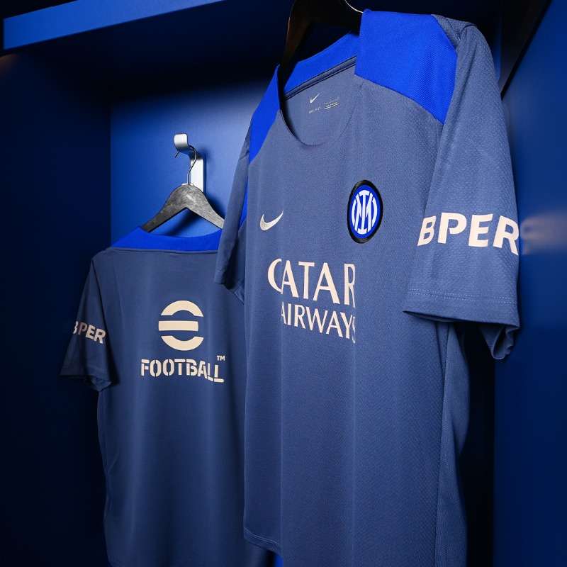 Inter's tweet photo. Pronti per volare sul campo 🏃🔥🖤💙

#ForzaInter | @qatarairways @BPER_Banca @play_eFootball