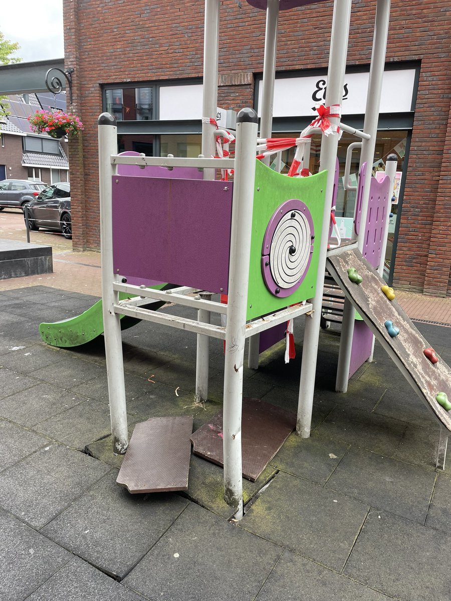 Melding bij de gemeente gemaakt over de pauperuitstraling van winkelcentrum Keijzershof. Speeltoestel al heel lang kapot. Volgens een ondernemer laat ook het vegen zwaar te wensen over. Overal zwerfafval.