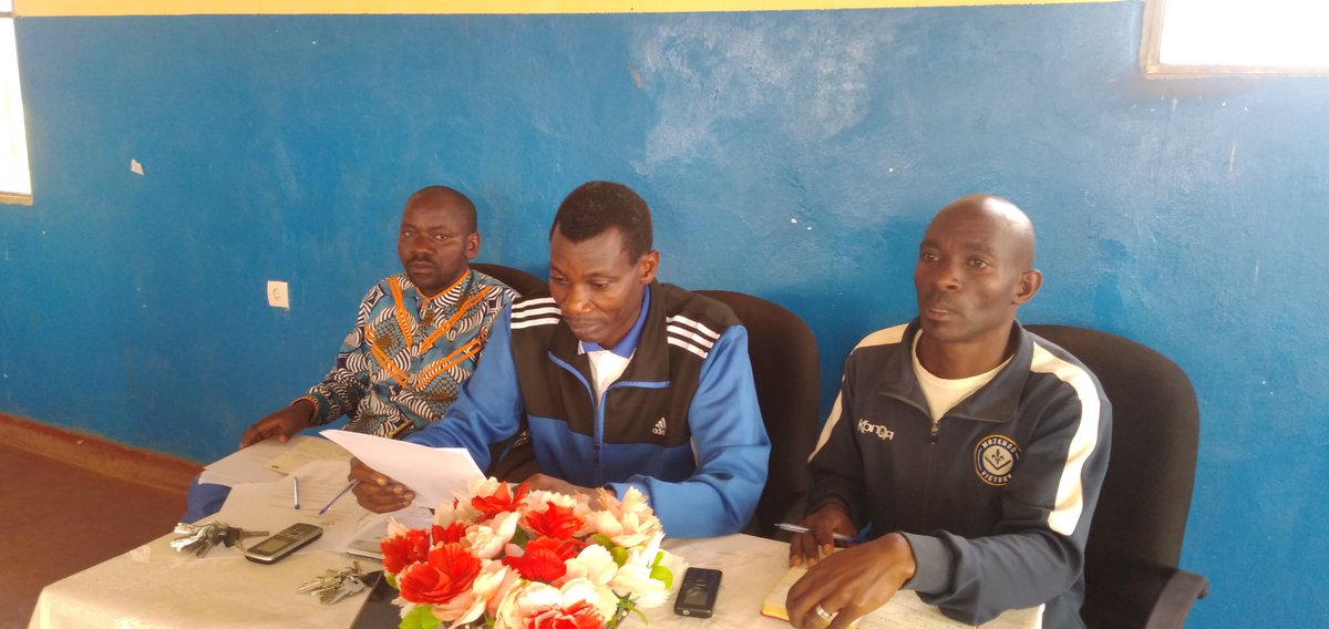 CommuneRutegama's tweet photo. Musitanteri @CommuneRutegama yatunganije inama idasanzwe ku bayobozi b'amashure.Yababwira intunganyo y'ibikorwa vyo mu ci ku banyeshure.Yabamenyesheje komite zashinzwe guhera muri komine gushika ku mutumba.Ati Ntanumwe arekuriwe kubifata minenegwe.@MuramvyaProv
@MininterInfosBi https://t.co/YmSBaF5V5y