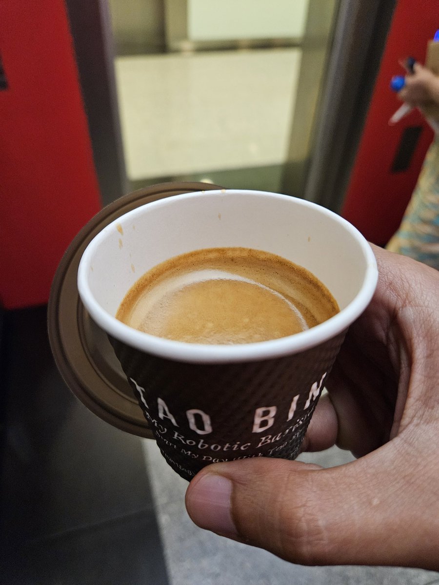 arasyid92's tweet photo. Memang tak la nak ambil hari yang sama. Lepas 2 minggu, baru guna code untuk redeem kopi lain. Kali ni baru nampak macam kopi dengan ada crema. Rasa letak tepi, sebab tak pandai nak review rasa kopi. https://t.co/48Vr1tpBoa