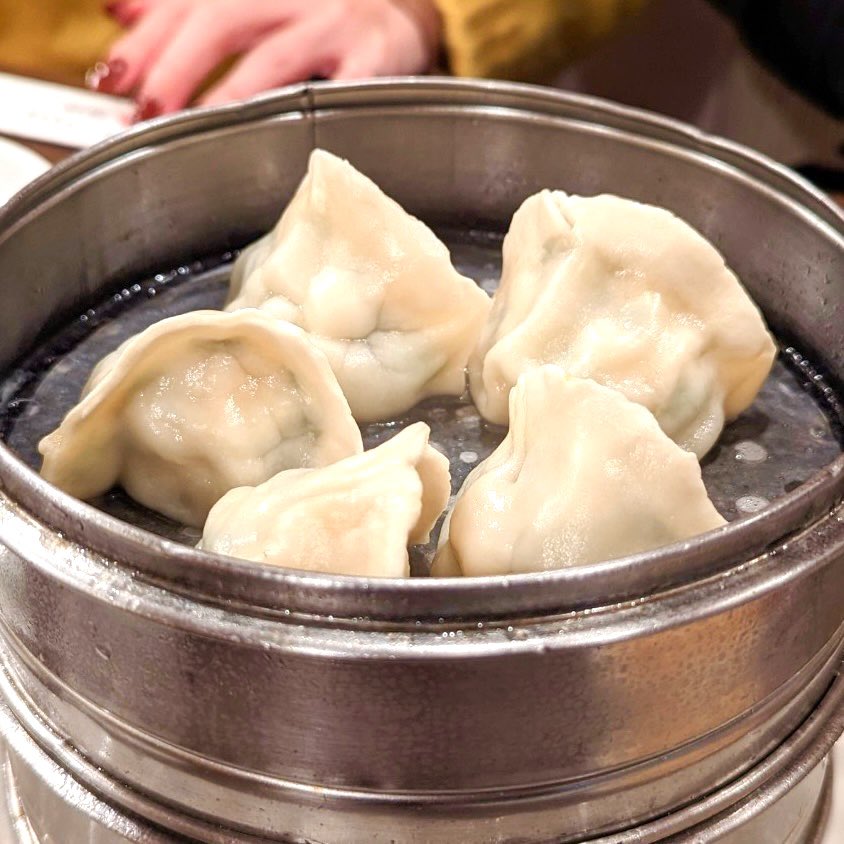 ワイワイ気軽に飲みたい！新橋でおすすめのお店🏮

①さつま料理 かご
②旭川成吉思汗 大黒屋
③焼肉鳥 鍋肉鳥 gg 新橋
④一味玲玲 本店
⑤出世酒場 大統領
⑥焼肉男マンモス
⑦亜細亜割烹 新橋蓮月
⑧THE 赤提灯
⑨卜傳
⑩酒処 保科