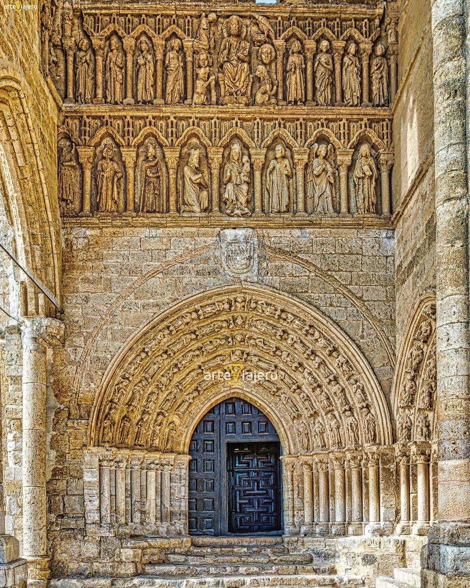 arteviajero_com's tweet photo. La iglesia de Santa María la Blanca en Villalcázar de Sirga (#Palencia) luce uno de los pórticos más espectaculares del arte gótico en España
#FelizJueves #BuenosDias https://t.co/rDvPDqfHSR