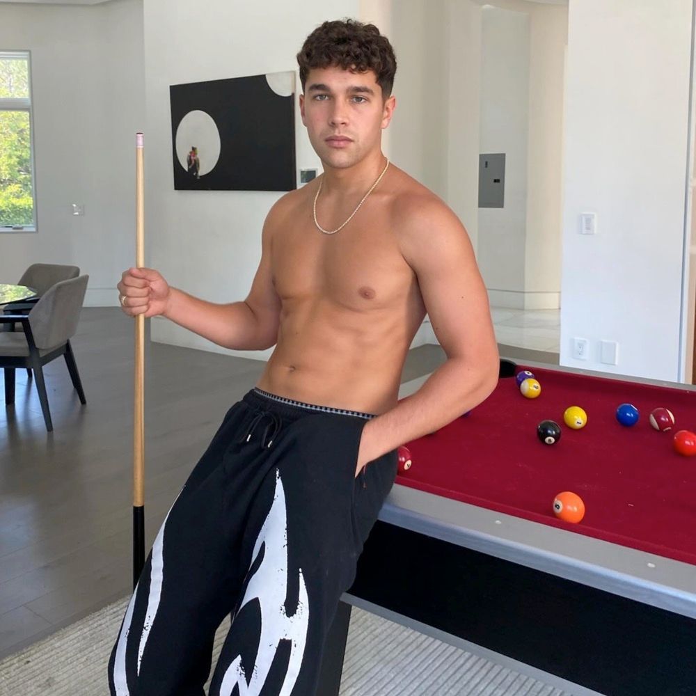 socialitelife's tweet photo. In the latest roundup of #InstaSnaps we have pics of @AustinMahone and his pool cue, #ChrisAppleton, #OrlandoBloom, @wesleytucker, #AndyMientus, @ludi_lin, and more. Check them out here: https://t.co/xAknYgfwy3 https://t.co/t4DMKSTeY2
