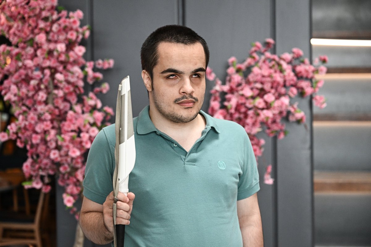 İstanbul'da, üniversiteden mezun olan Eyüp Ensar'ın annesi Fatma Ögel, görme engelli oğlunu lisans eğitimi boyunca "hiç yalnız bırakmadığı" için "Gölge öğretmen" olarak teşekkür belgesi verildi ve cübbe giydirildi.