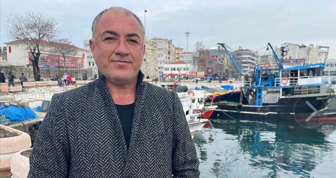 Dikkat bu tweet bir telefon görüşmesi üzerine yayınlanmıştır. Az önce saat 1144’de Gökçeada’lı mavi vatan sevdalısı, bugüne kadar Yunan Sahil Güvenliğine bize ait Kuzey Ege’de Zürefa Kayalıklarında  tavır koyan ve  hakkımızı savunan balıkçı İlker Özdemir beni aradı ve Zürafa