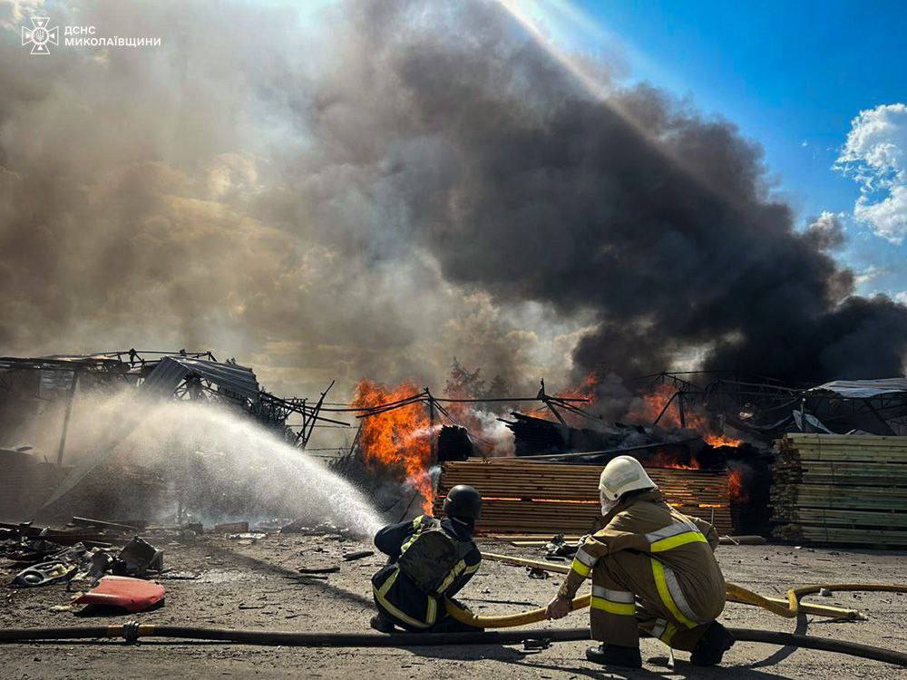 nikvesti's tweet photo. The consequences of the shelling of Voznesensk are published by the State Emergency Service, where a large-scale fire broke out after the shelling.

Currently, seven victims are known. One person died.

Photo, video: State Emergency Service of Mykolaiv Oblast https://t.co/nhVlaobqDn