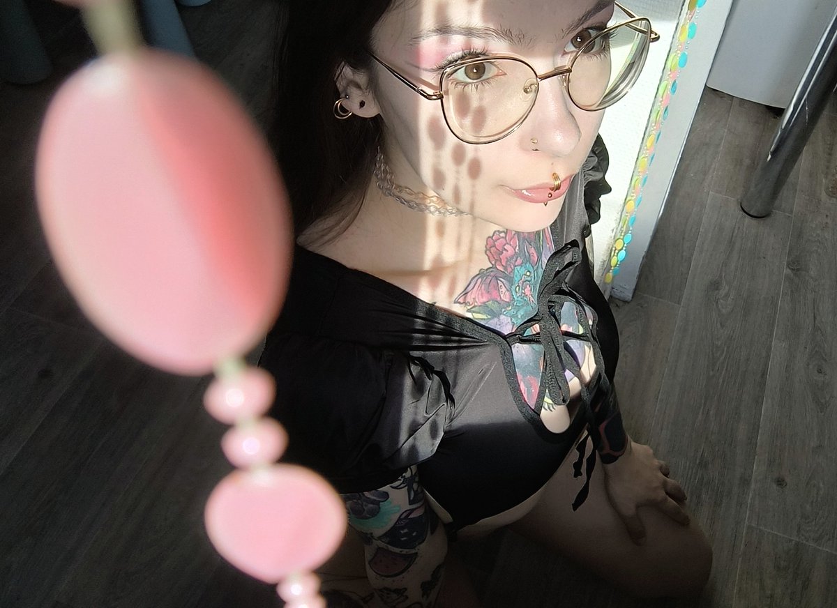 mamie_donuts's tweet photo. Tu rentres et je t'attends comme ça
🤭
Tu fais quoi ?
Viens vite me le raconter où tu sais 😎✨
#piercing #piercings #tatouage #tattoo #tattoogirl #lunettes #genoux https://t.co/y9yYzsVko8