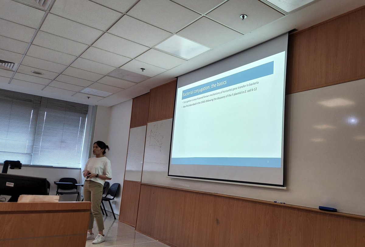 Figlegend's tweet photo. Next up @wenwenlow from lab of @yunnhwen @YHGanLab talking about conjugation! Great crowd today with many labs tracking across the country to @SCELSE_SG for #SGBUG! https://t.co/iMFiGb5Xq8