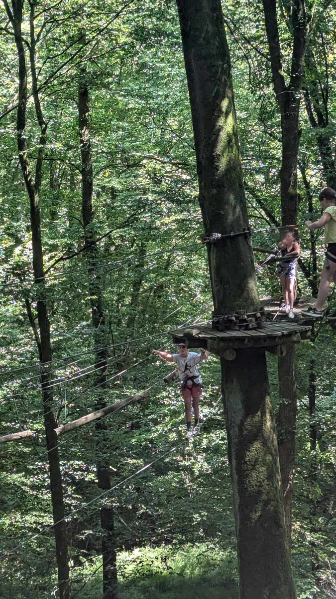 #écoleouverte au CLG, 3 jours d'activités sportives :
➡️ Activités diverses au collège,
➡️Piscine 🏊🏻 et accrobranche à Ste-Menehoulde,
➡️Tennis 🎾 à Revigny.
Des élèves et des enseignants ravis de prolonger l'année scolaire de qqs jours.