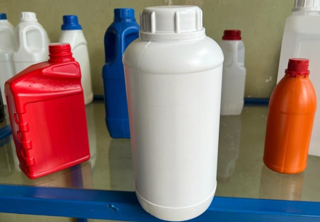 PlasticRwanda's tweet photo. @PlasticRwanda we have as these products #Small   bottles which may contain Urines of women , fuels, shampoo, liquid soap, etc. @RutongoH @SimbaSC_EN @SinaRwanda @CityofKigali # sizes &amp;colours  and types . Keeping visit us on social medias  ,or call on 0788576900 https://t.co/10ypE64I1b