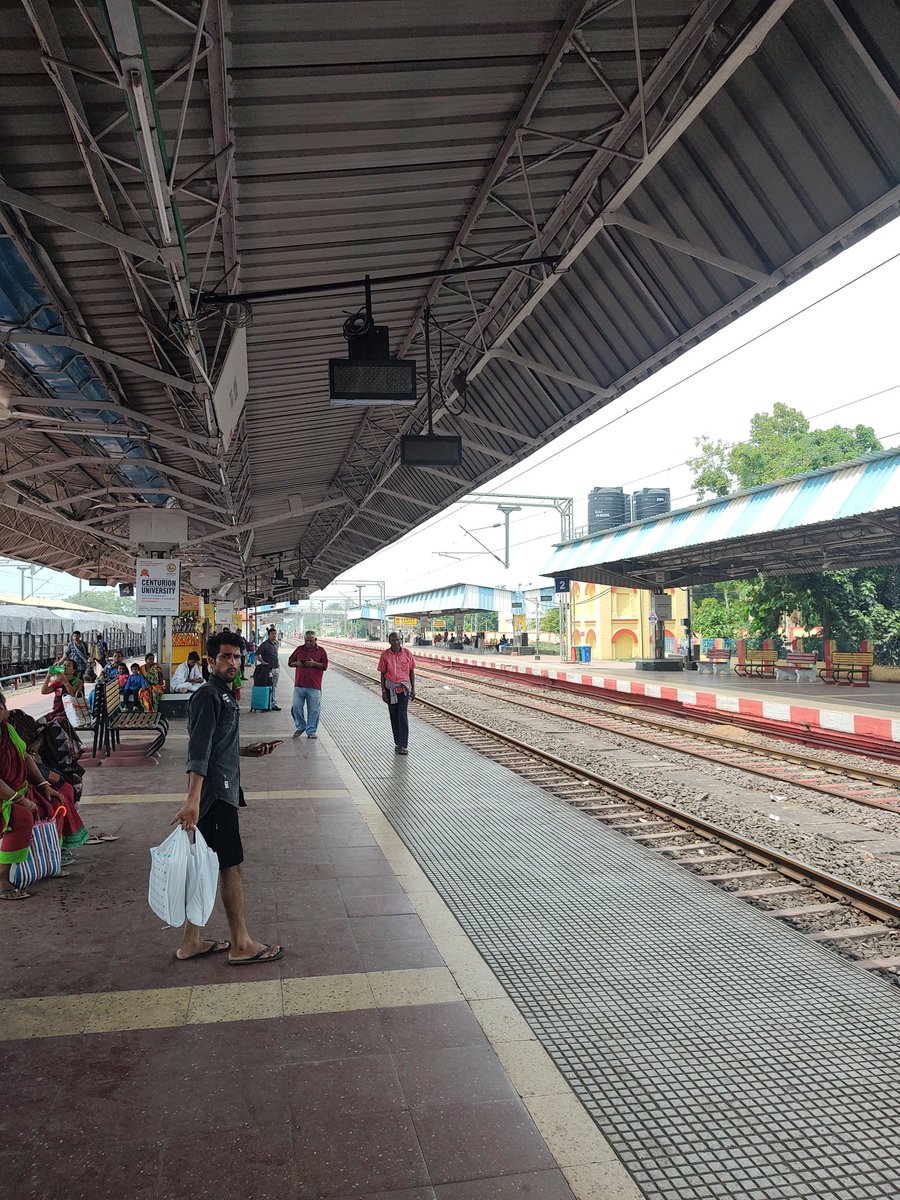 RahulG_IN's tweet photo. Officers and ministry people should go to platform to have a feel of this , can't be understood from cabin. Pls fix process and people. @RailMinIndia https://t.co/dEtmPN8Nql