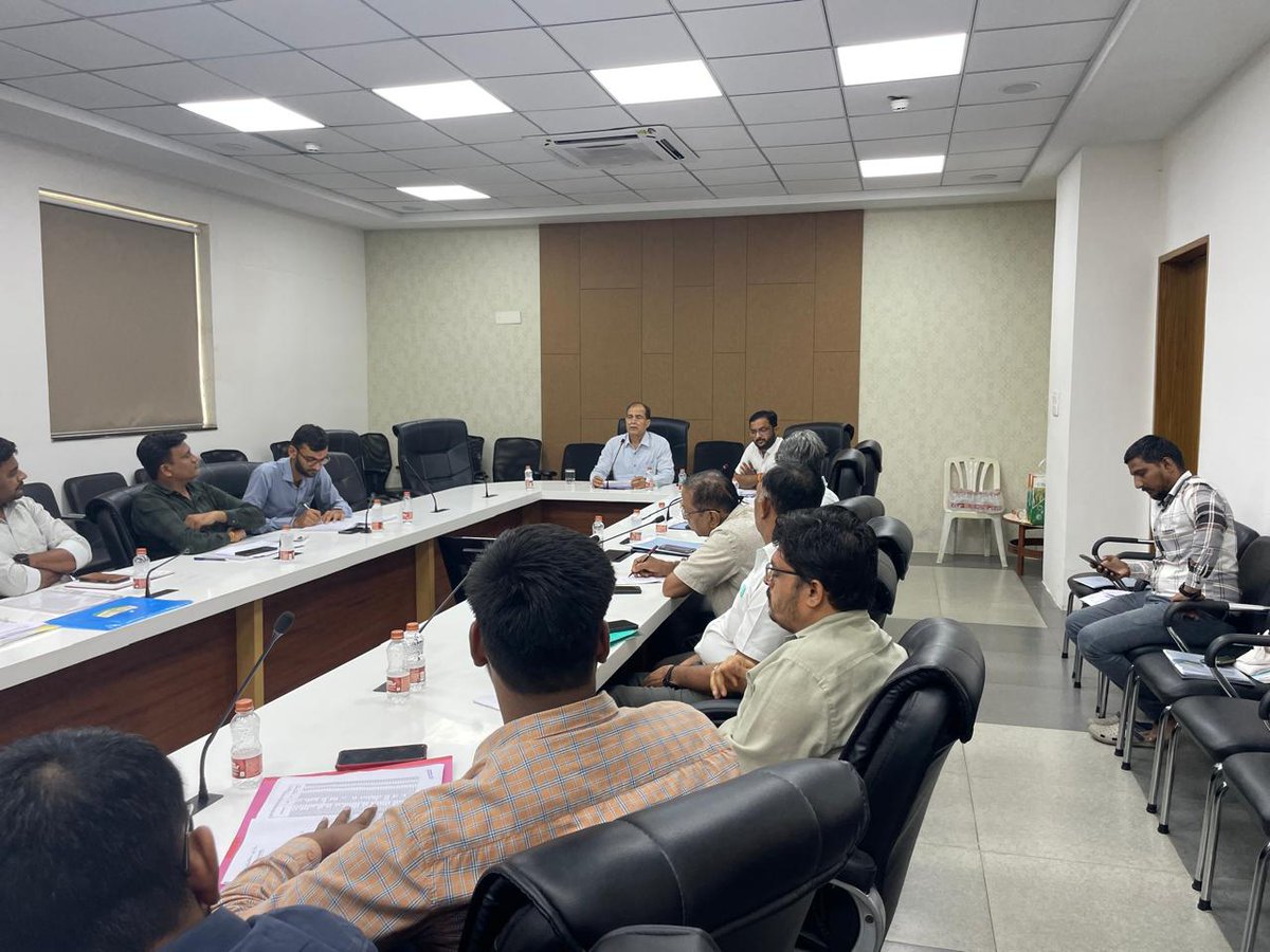 આજ રોજ નિગમના એમ ડી શ્રીના અધ્યક્ષ સ્થાને રાજ્યના તમામ સેન્ટર ઇન્ચાર્જશ્રીની જૂન-૨૦૨૪ અંતિતની કામગીરીની સમીક્ષા કરવામાં આવી. જેમાં રાસાયણીક ખાતર સ્ટોરેજ યોજનાની અને વિવિધ લક્ષ્યાંક સામે થયેલ સિદ્ધિની સમીક્ષા કરવામાં આવી.