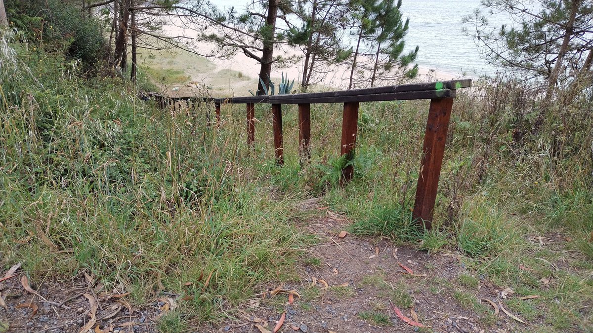 Este espacio del acceso a la playa de Barreira está descuidado por el ayuntamiento de Muxia, ¿porqué?