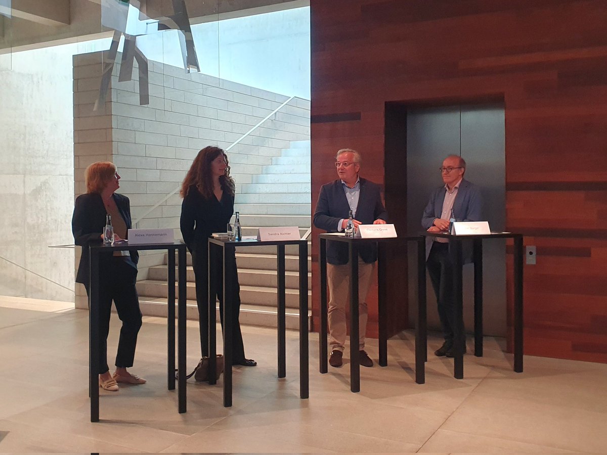 #Presseführung durch unsere neue Ausstellung ›Siegfried Unseld, der Verleger. Ein Porträt in Briefen‹ (ab 14.7.) mit <a href="/DLADirektorin/">Sandra Richter @sandrarichterdla.bsky.social</a> Sandra Richter, Clemens Greve (Frankfurter Bürgerstiftung) und Kurator Jan Bürger (DLA) im Literaturmuseum der Moderne. dla-marbach.de/presse/presse-…