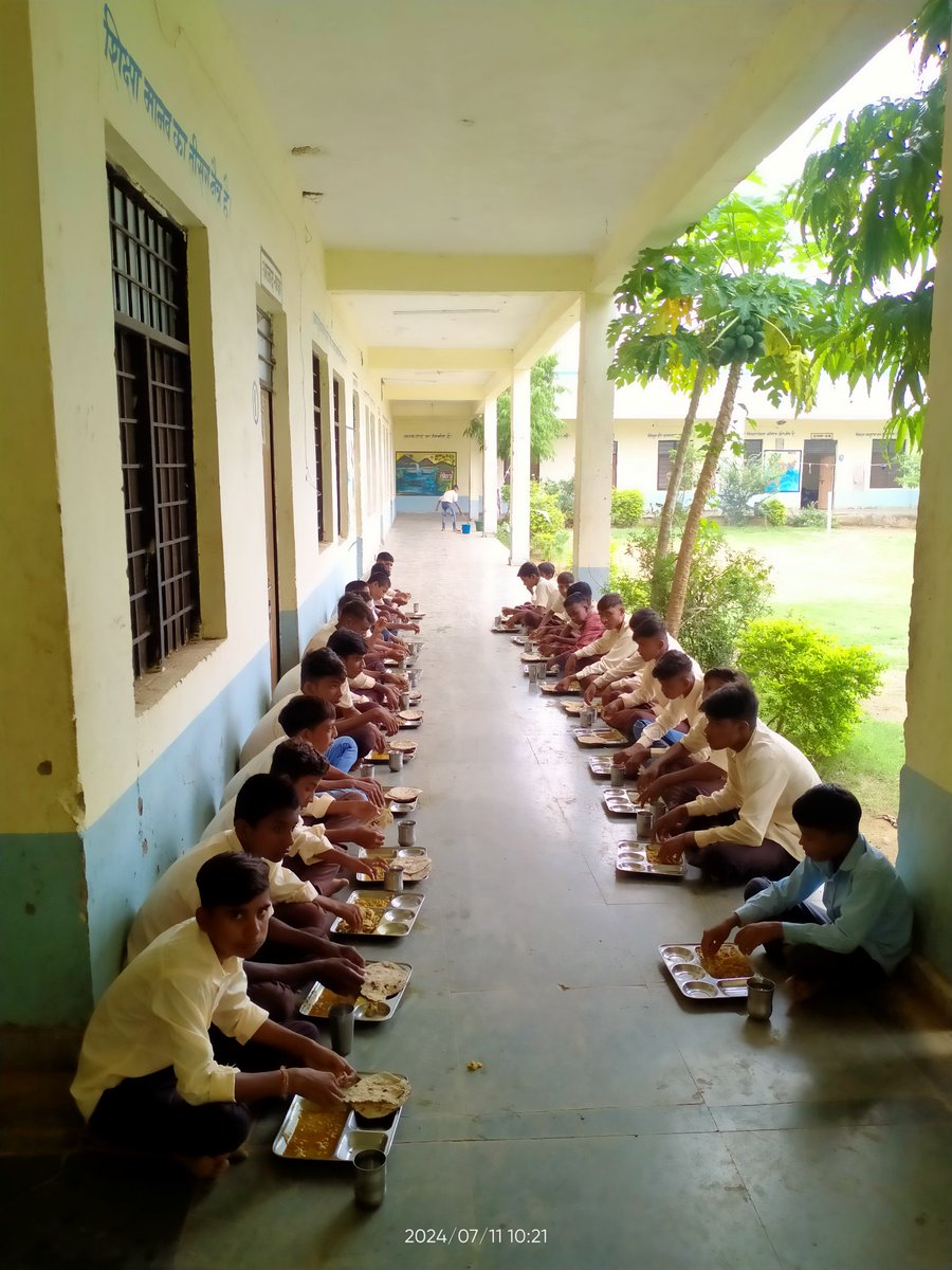 IamSau14's tweet photo. All the Students Having Lunch. 🍱 https://t.co/HVZNO5TfSp