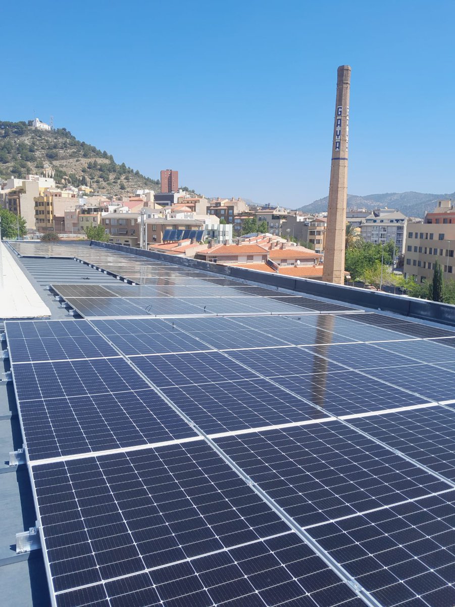 Així llueix la teulada de l'IES L'Alcalatén. ✅ Ja ho tenim quasi tot a punt per començar a generar la nostra pròpia energia mitjançant plaques solars. ☀️💚 #somlalcalaten #somsostenibles