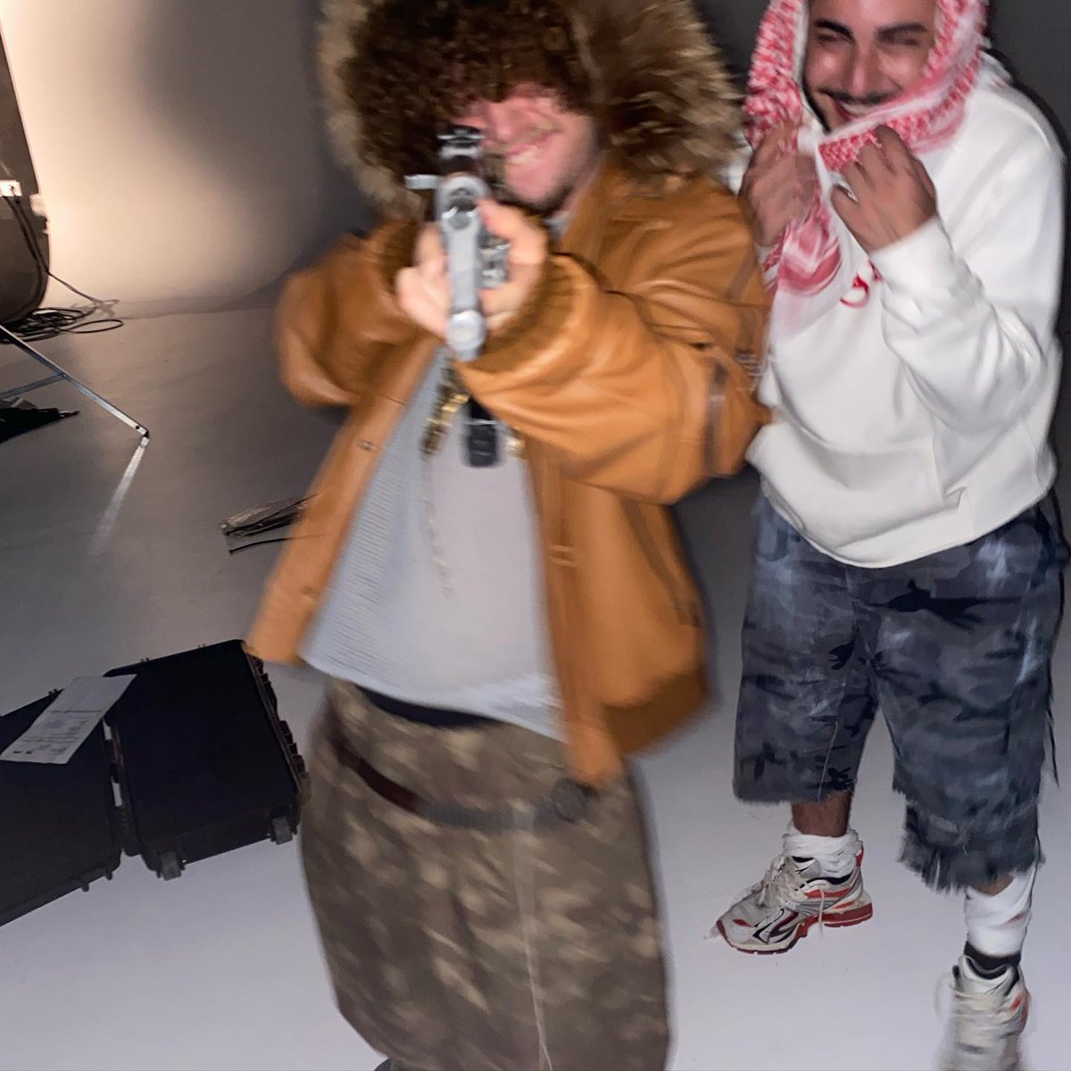 👤 GUXO <a href="/guxoxico/">Nosotros Somos La Mejor Musica</a> 
👤 ICY VEDO <a href="/IcyVedo/">Icy Vedo 🏄🏽‍♂️🌊</a> 
👤 ROJUU <a href="/rojuuaka/">roku</a> 
👤 MUSHKAA <a href="/irmafarelo/">Mushka</a> 
👤 SUPERRESERVAO @asstrobooi 
👤 CRUZ CAFUNÉ @CruzCafune 
👤 EL BUGG <a href="/widowpatuprimoo/">el bugg</a> 

🔊 RIFLE TALIBÁN (REMIX)

🗓️ TBA