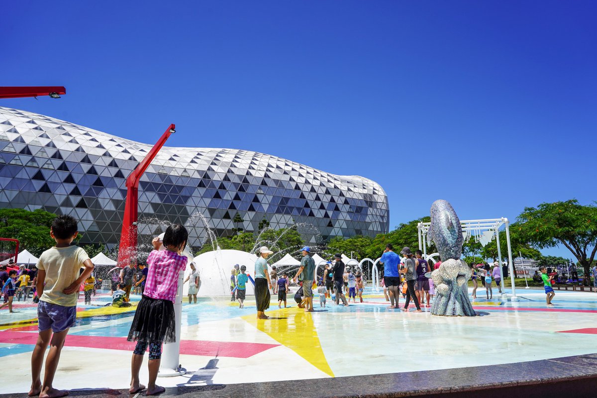 KaohsiungCity's tweet image. Take the #LightRail to #Kaohsiung's coolest summer spot! The #StarlightWaterPark is open! There are giant sprinklers in the shape of port cranes, a large hemispherical glowing fountain, and sprinkling ice cream cups. Changing rooms and toilets are also provided!