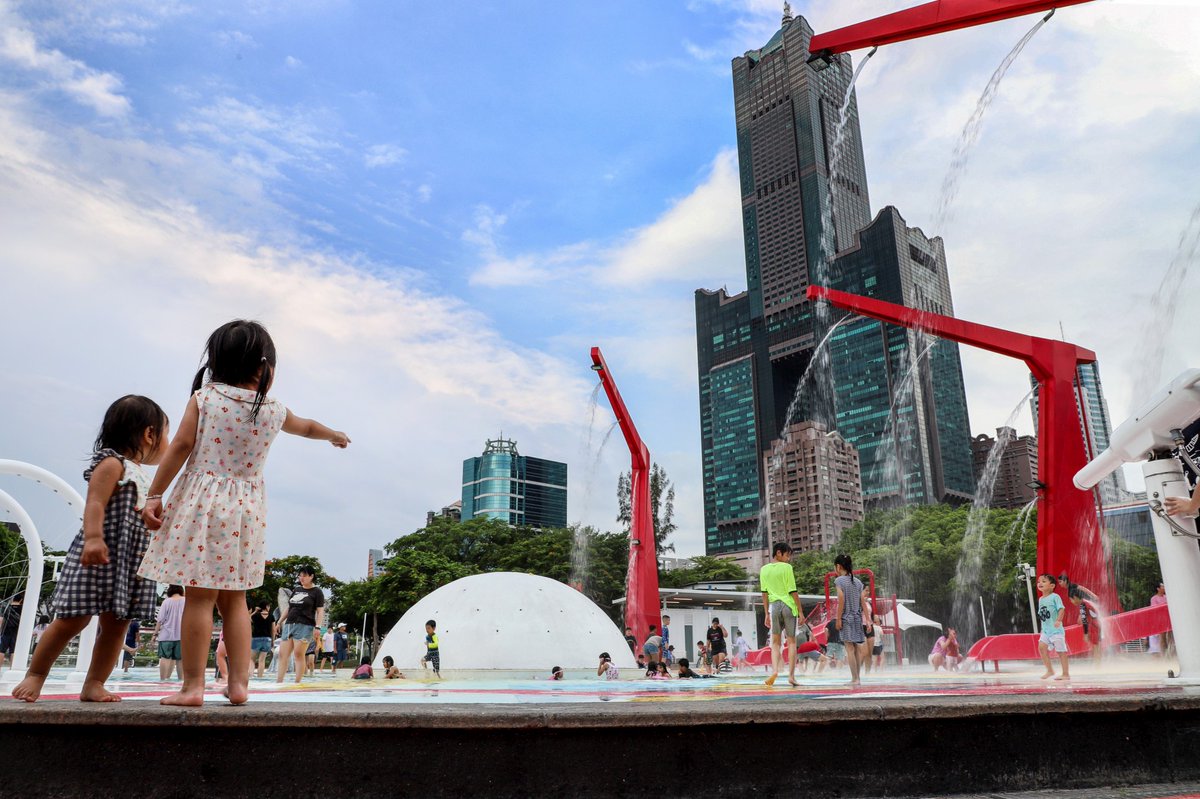 KaohsiungCity's tweet image. Take the #LightRail to #Kaohsiung's coolest summer spot! The #StarlightWaterPark is open! There are giant sprinklers in the shape of port cranes, a large hemispherical glowing fountain, and sprinkling ice cream cups. Changing rooms and toilets are also provided!