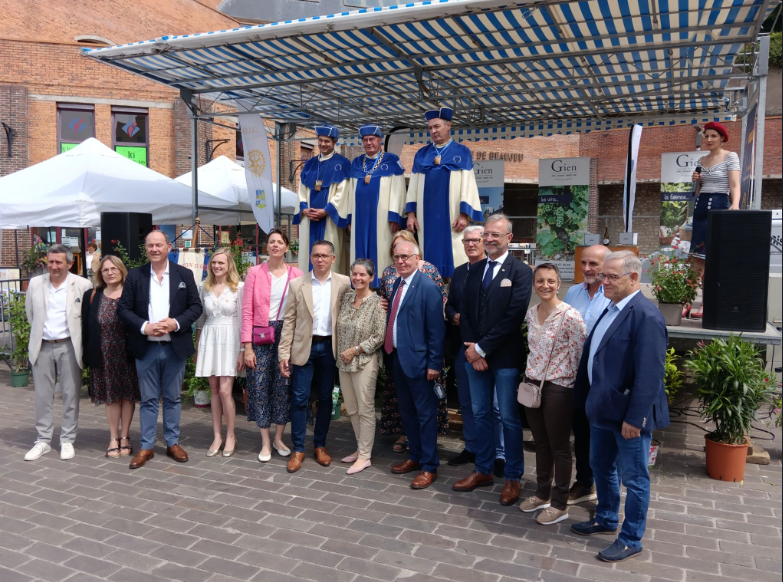 elusduvin's tweet photo. 👏Bienvenue à la Ville de Gien et à son maire #Francis #cammal ! 🌟
👉 C'est avec grand plaisir que nous annonçons l'adhésion de la ville de #Gien à l'#ANEV, engagée pour la promotion de la vigne et du vin, à travers notamment le #Festival des #Vins des #Coteaux du #Giennois ! https://t.co/BedrsQbgDh