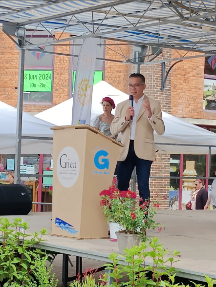 elusduvin's tweet photo. 👏Bienvenue à la Ville de Gien et à son maire #Francis #cammal ! 🌟
👉 C'est avec grand plaisir que nous annonçons l'adhésion de la ville de #Gien à l'#ANEV, engagée pour la promotion de la vigne et du vin, à travers notamment le #Festival des #Vins des #Coteaux du #Giennois ! https://t.co/BedrsQbgDh