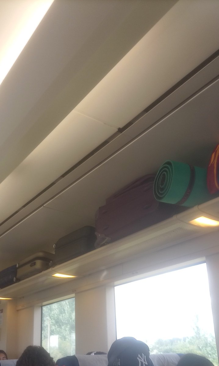 gabipedrero's tweet photo. @renfe trenes regionales ejemplo  Valladolid - Santander.  ¿Cómo Renfe en viajes tan largos con trenes tan antiguos  sean  iguales como los trenes de cercanías y permitan que haya maletas de todos los  tamaños y algunas estén encima de nuestras cabezas y otras entre las piernas https://t.co/PnSnIxR2M1