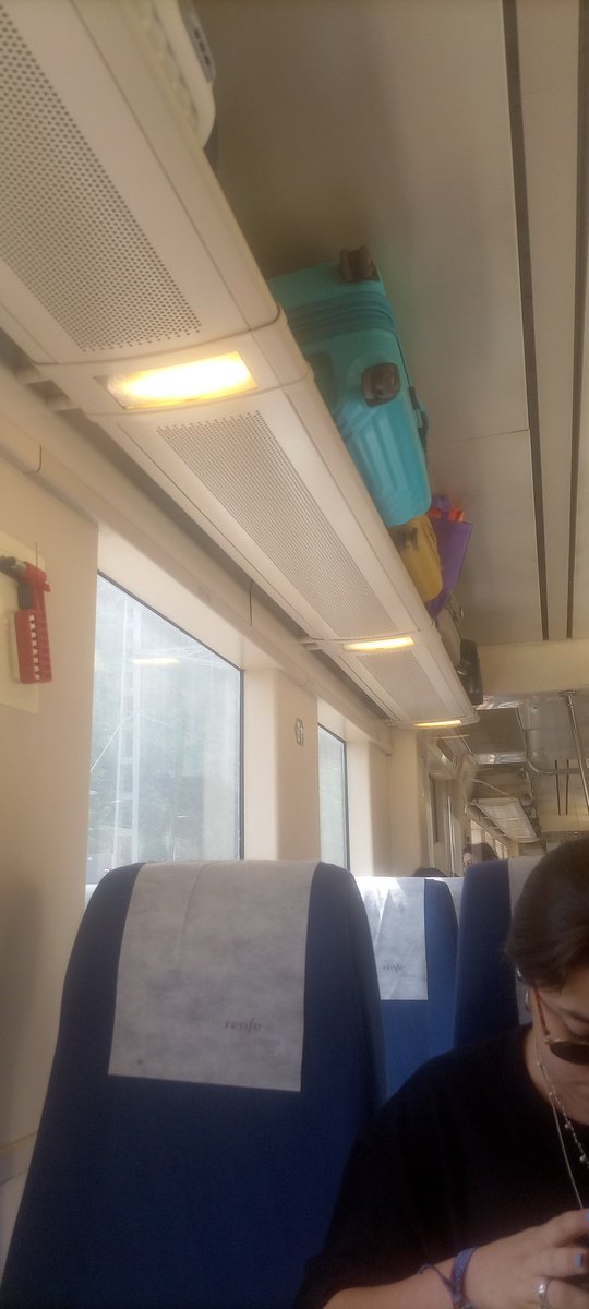gabipedrero's tweet photo. @renfe trenes regionales ejemplo  Valladolid - Santander.  ¿Cómo Renfe en viajes tan largos con trenes tan antiguos  sean  iguales como los trenes de cercanías y permitan que haya maletas de todos los  tamaños y algunas estén encima de nuestras cabezas y otras entre las piernas https://t.co/PnSnIxR2M1