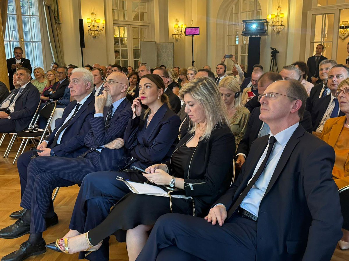 gori_luca's tweet photo. Predstavljanje intermodalnog koridora između 🇮🇹 i🇷🇸, “Ausava”, u realizaciji @AlpeadriaSpa koja je potpisala MoU o saradnji sa terminalom Batajnica. Bržim, efikasnijim i održivijim linijama teretnog transporta, jačamo trgovinske odnose između 🇮🇹 i🇷🇸. https://t.co/OgEqzg0DTk
