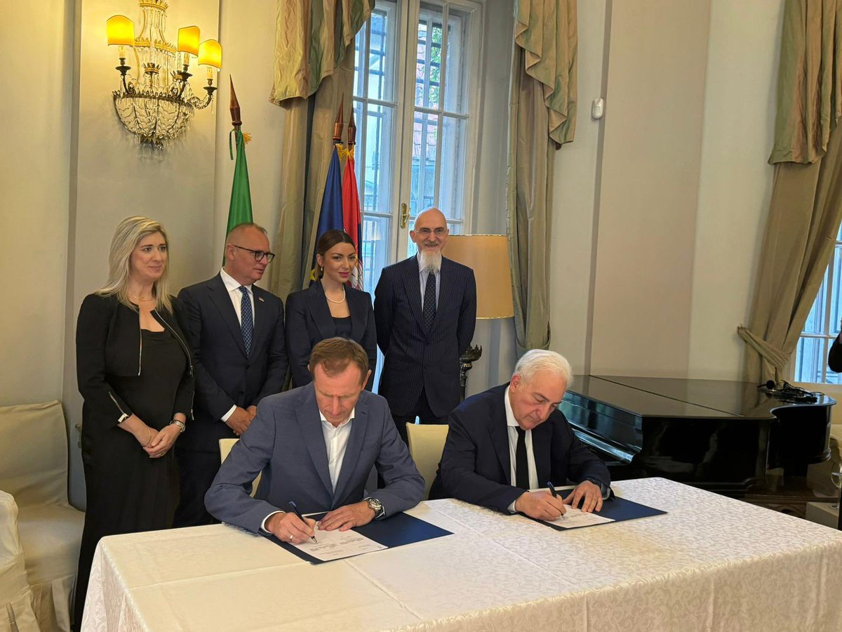 gori_luca's tweet photo. Predstavljanje intermodalnog koridora između 🇮🇹 i🇷🇸, “Ausava”, u realizaciji @AlpeadriaSpa koja je potpisala MoU o saradnji sa terminalom Batajnica. Bržim, efikasnijim i održivijim linijama teretnog transporta, jačamo trgovinske odnose između 🇮🇹 i🇷🇸. https://t.co/OgEqzg0DTk