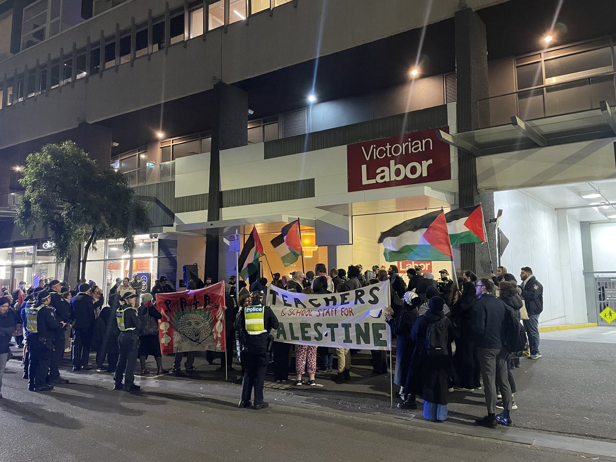big turnout tonight at the Victorian ALP headquarters to stand in solidarity with Senator Fatima Payman, and tell the government they must do more to end this genocide! Free Palestine! 🇵🇸🇵🇸🇵🇸